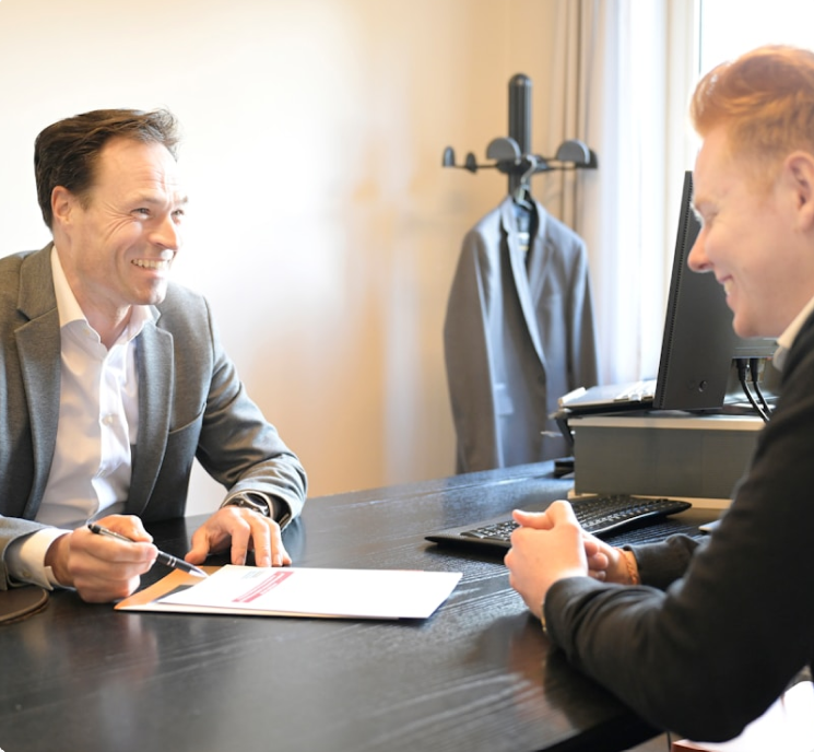 Advisor and client discussing an out-of-network claim recovery agreement